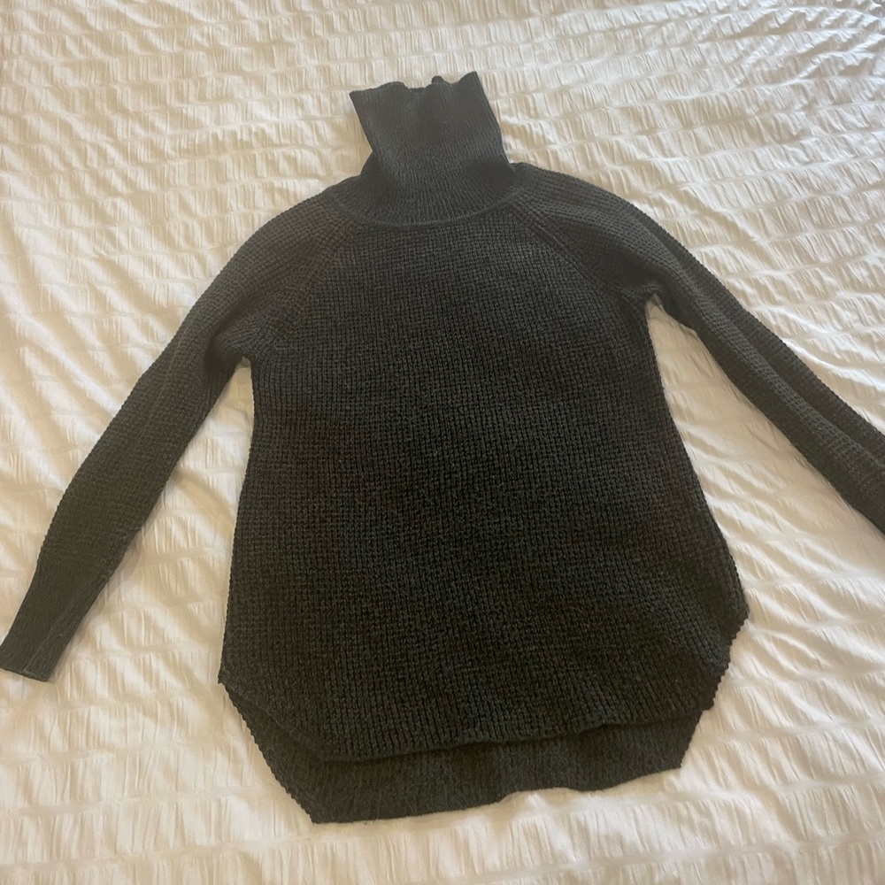 M Boutique Turtle Neck size small